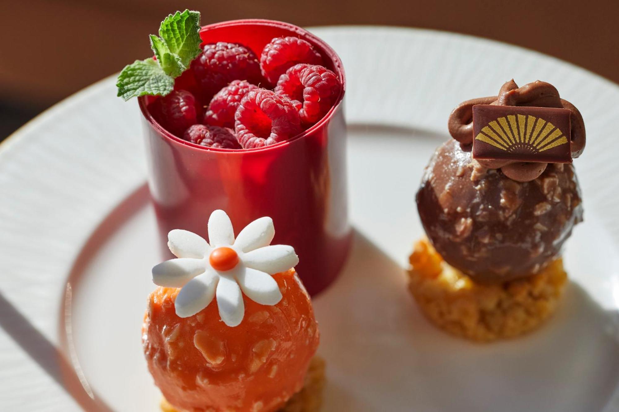 Готель Mandarin Oriental, Сантьяго Екстер'єр фото A selection of petits fours